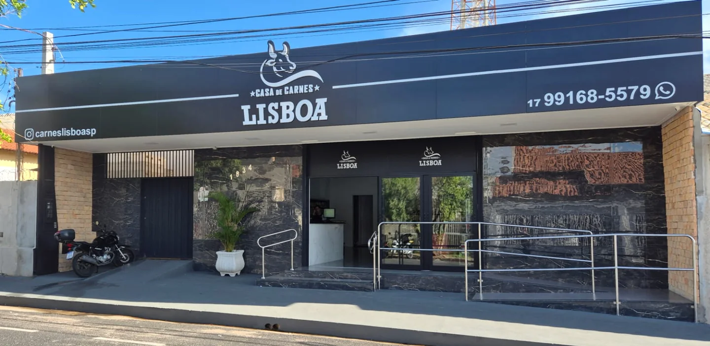 Fachada da Casa de Carnes Lisboa, com o letreiro e a entrada da loja.